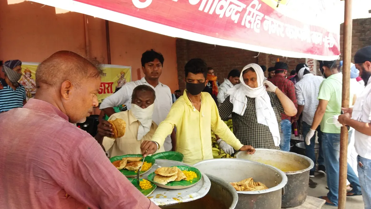 ज्येष्ठ मास के तीसरे मंगलवार भण्डारे में श्रमिकों को कराया भोजन