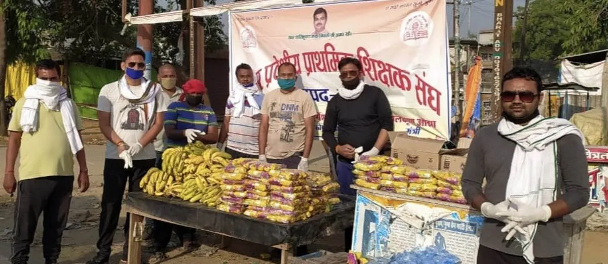 शिक्षकों का सहयोग जारी, प्रवासी श्रमिकों को कराया जलपान