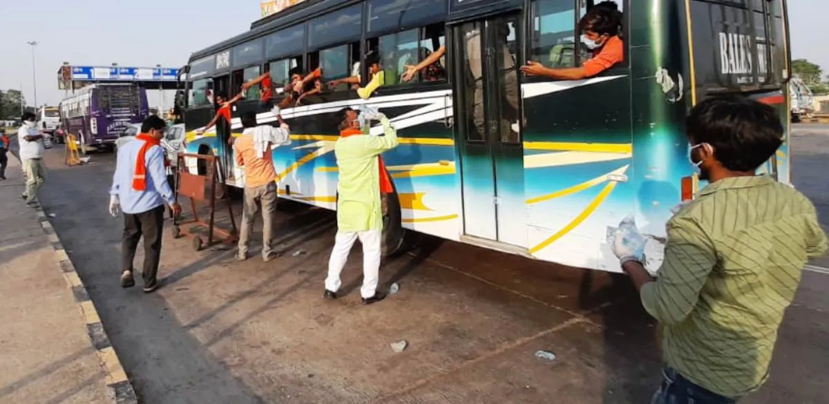 भाजपा नेताओं ने श्रमिकों को कराया भोजन, जलपान