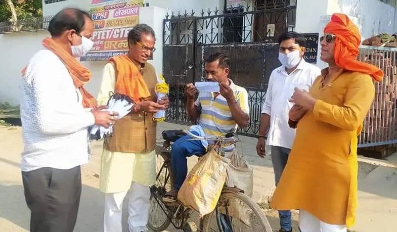 भाजपा नगर किसान मोर्चा ने घर-घर जाकर बांटे विकास पत्रक, दिया मास्क, सेनेटाइजर