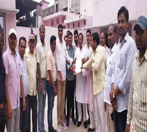 प्रेरणा एप के विरोध में शिक्षकों ने सौंपा विधायक दयाराम चौधरी को ज्ञापन