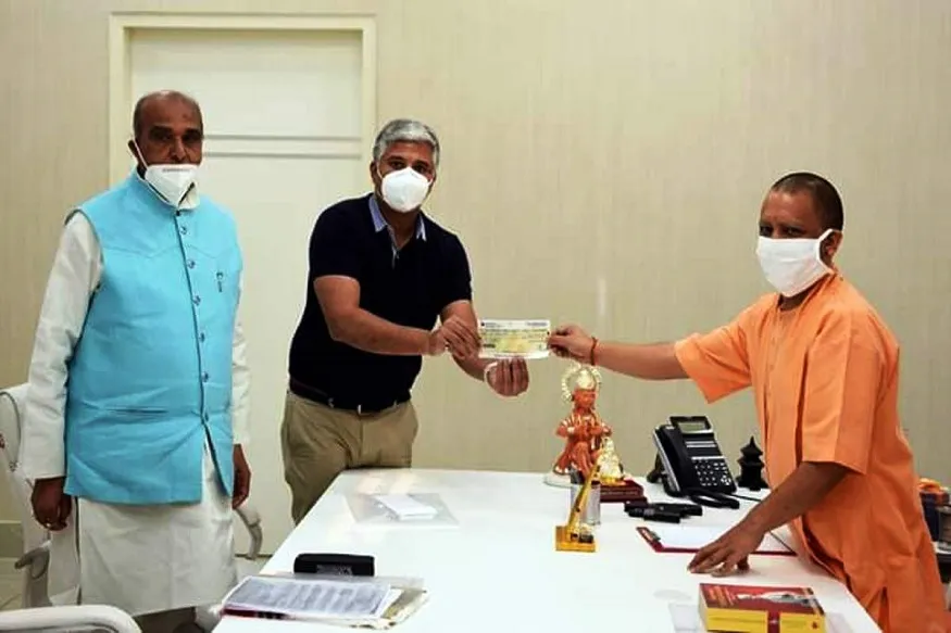 सांसद जगदम्बिका पाल ने अभिषेक पाल के साथ मुख्यमंत्री को सौंपा 5 लाख का चेक