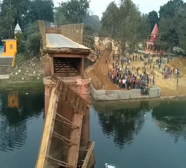 अब तक नहीं बना अमहट का अप्रोच, नाव से स्कूल आ रहे बच्चे