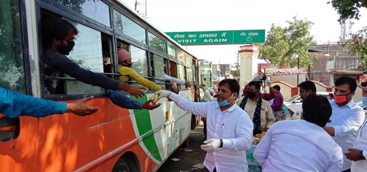 बसपा ने प्रवासी श्रमिकों में बांटे फल, पेयजल
