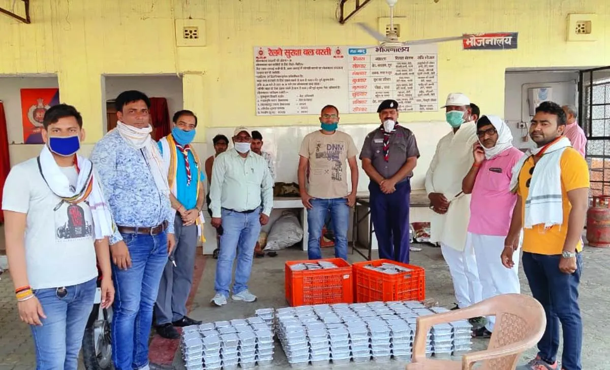 शिक्षकों ने श्रमिकों को कराया भोजन