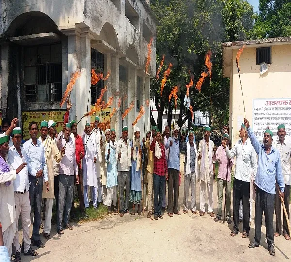 भाकियू ने मशाल जलाकर किया विरोध प्रदर्शन