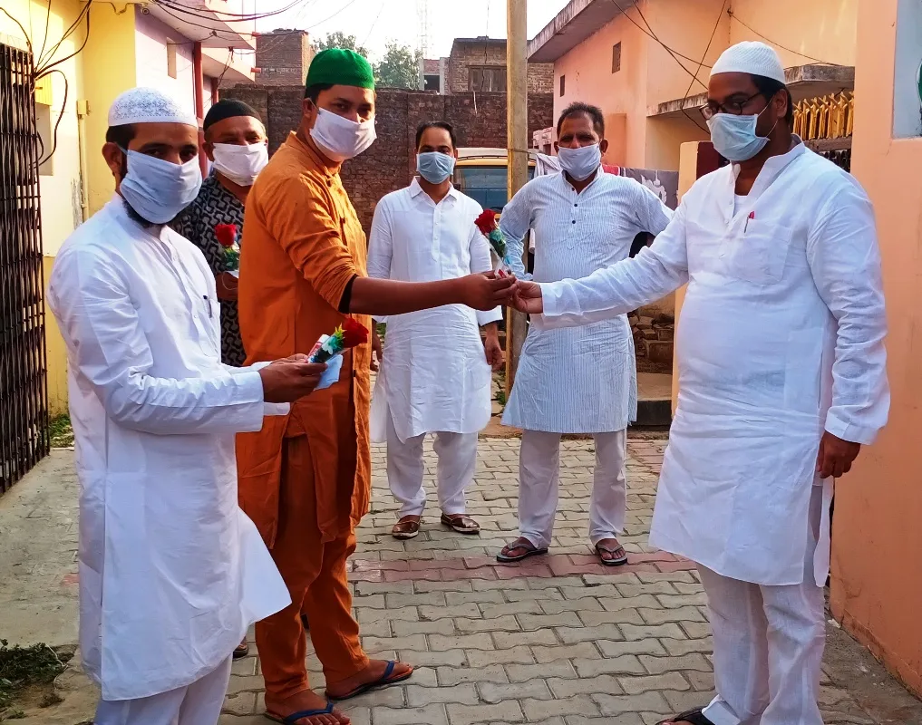गुलाब, सेनेटाइजर, मास्क भेंट कर मनाई ईद