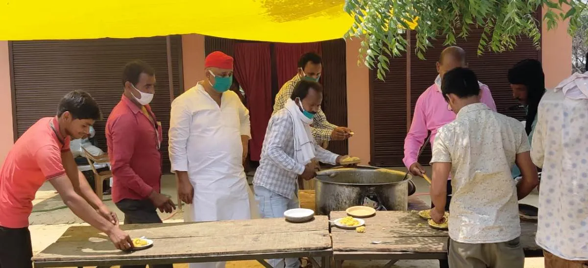 सपा नेता वृजेश का सहयोग अभियान जारी, प्रवासी श्रमिकों को कराया भोजन