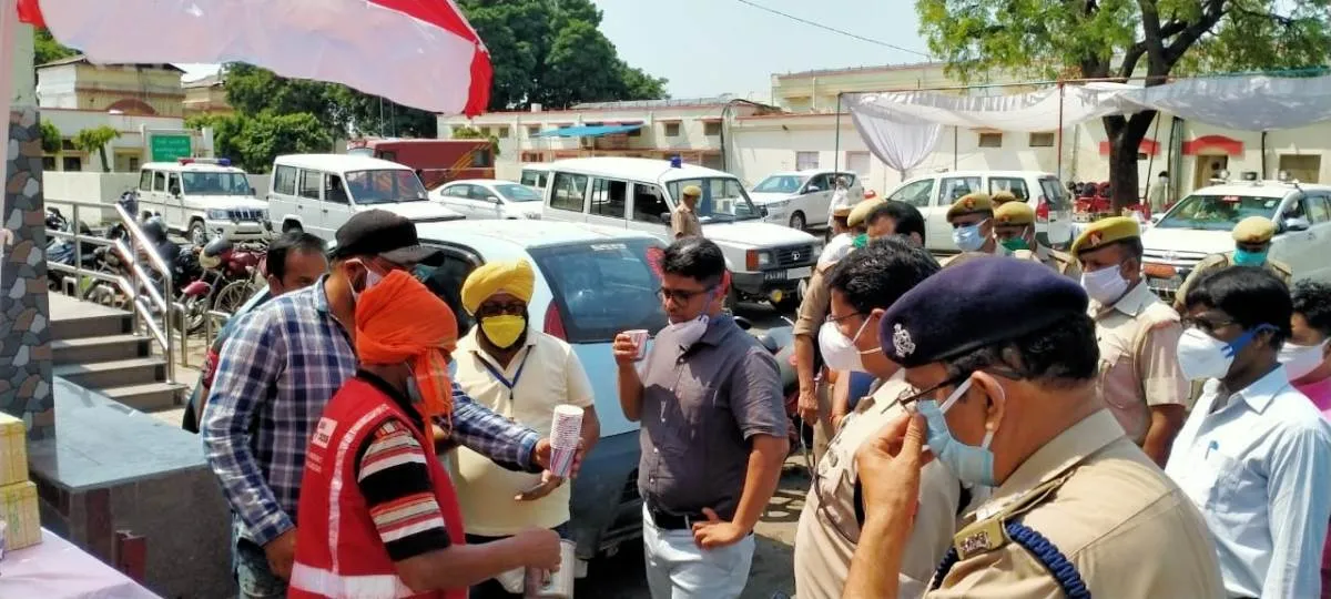 ट्रेन से आने वाले प्रवासी श्रमिकों को बादशाही अखाड़ा पिला रहा है जल जीरा