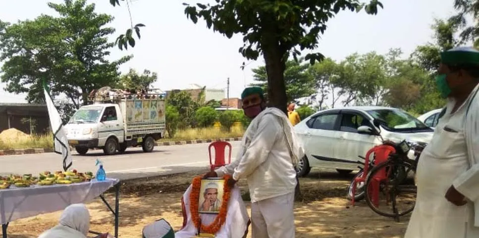 महात्मा टिकैत की पुण्य तिथि पर भाकियू ने प्रवासी श्रमिकों की किया सेवा