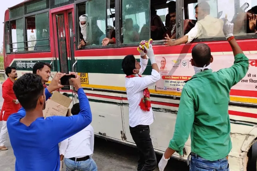 सपा के महेन्द्र ने श्रमिकों में किया पेयजल, बिस्कुट का वितरण