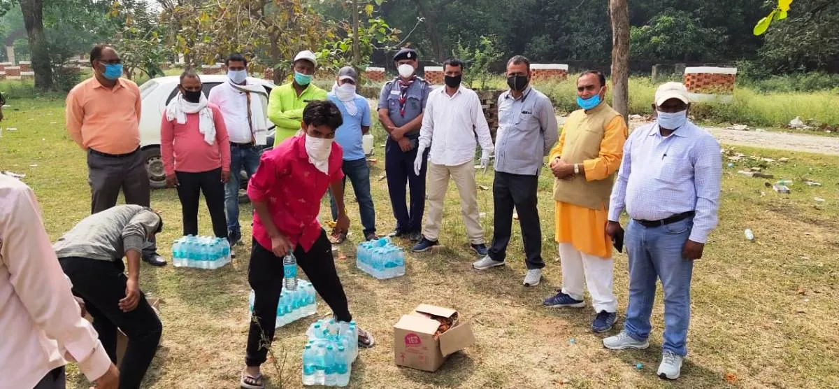 शिक्षकों ने के.डी.सी. में आये श्रमिकों में वितरित किया राहत सामग्री