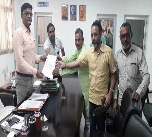 ‘सरकार के दावे से उलट Basti में अफसर मांग रहे रिश्वत’