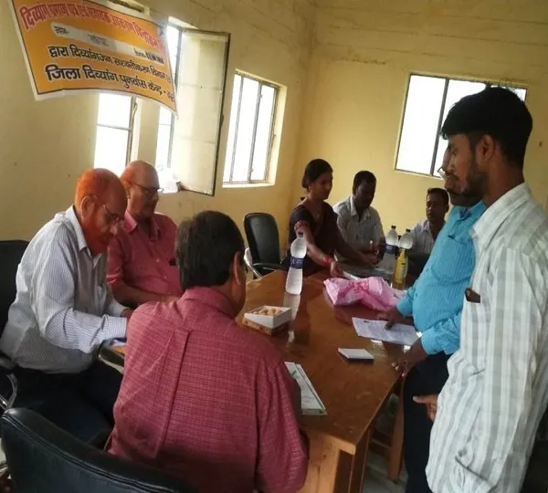 शिविर लगाकर दिव्यांगों को सौंपा  प्रमाण- पत्र