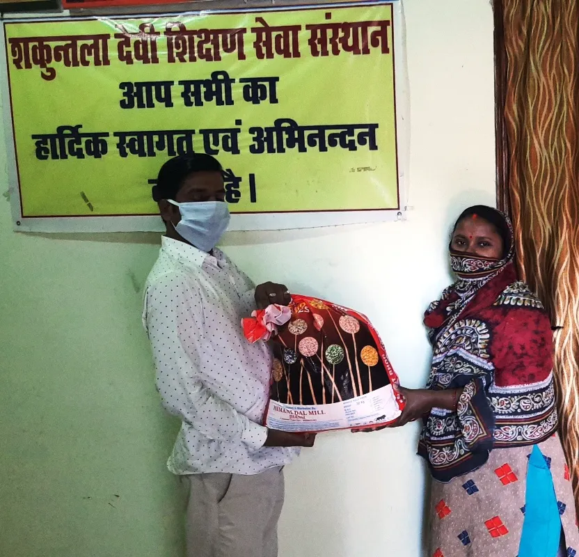 जरूरतमंदों में किया राहत सामग्री का वितरण