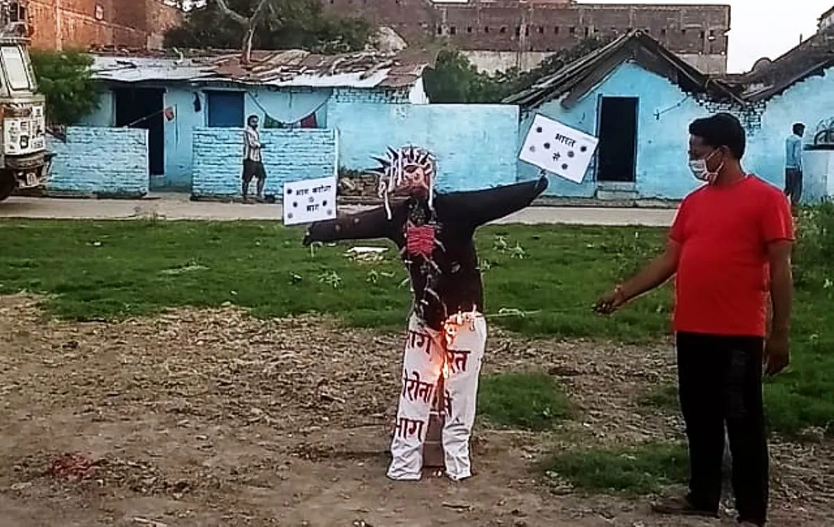 महामारी से मुक्ति के लिये फूंका कोरोना का पुतला