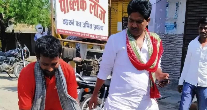 जारी है सपा का सहयोग अभियान, प्रवासी मजदूरों को जलपान के साथ जरूरतमंदों में बांटा खाद्यान्न