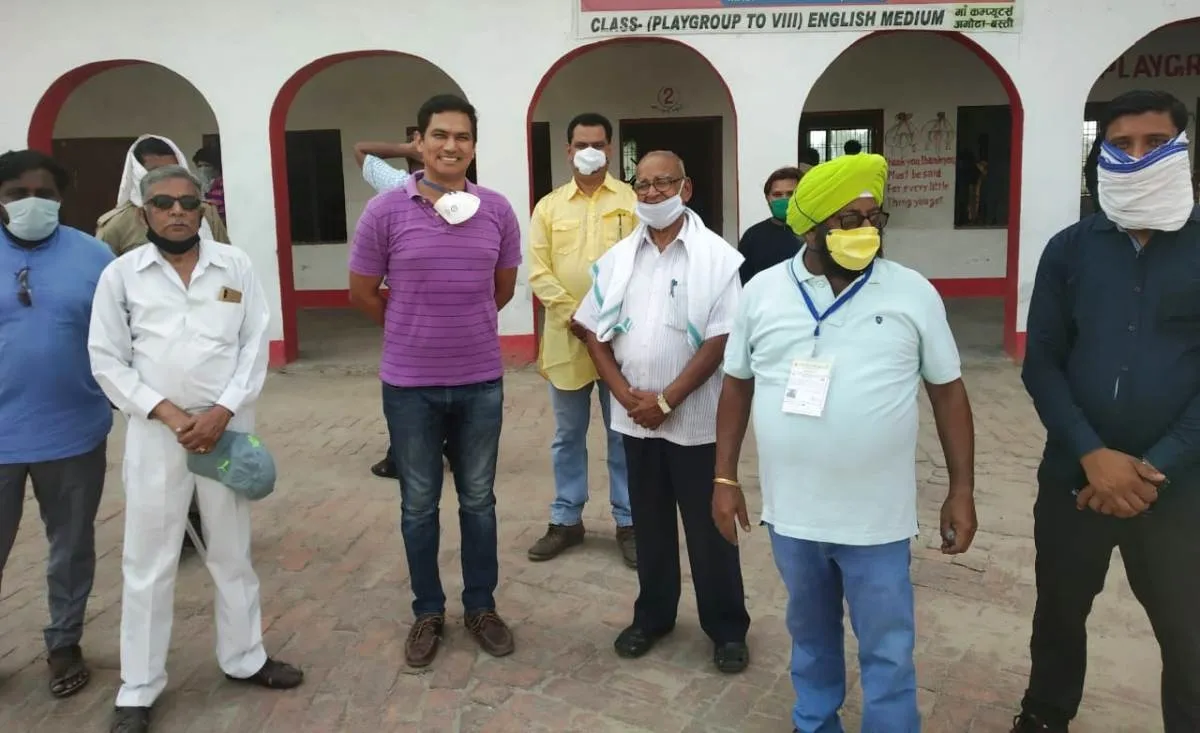 बादशाही अखाड़े के संयोजन में कोरोटाईन सेंटर में राहत सामग्री का वितरण