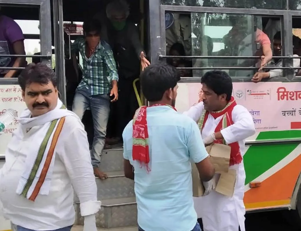 जारी है सपा का सहयोग, श्रमिकों को कराया जलपान