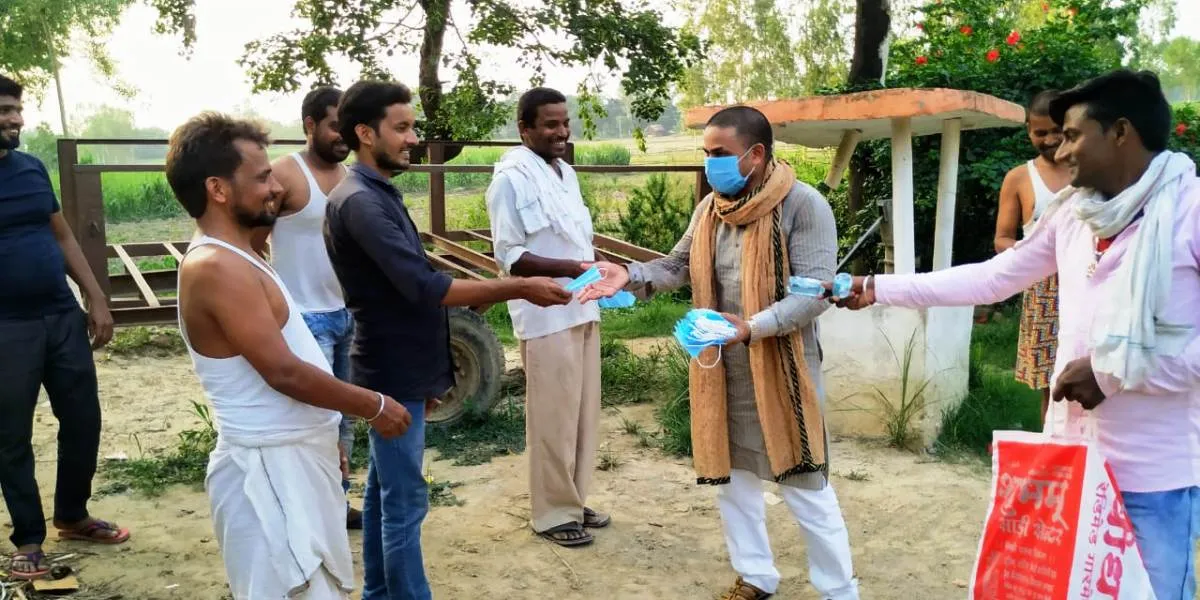 भाजयुमो प्रदेश अध्यक्ष सुभाष यदुवंश ने वितरित किया मास्क, विकास पत्रक
