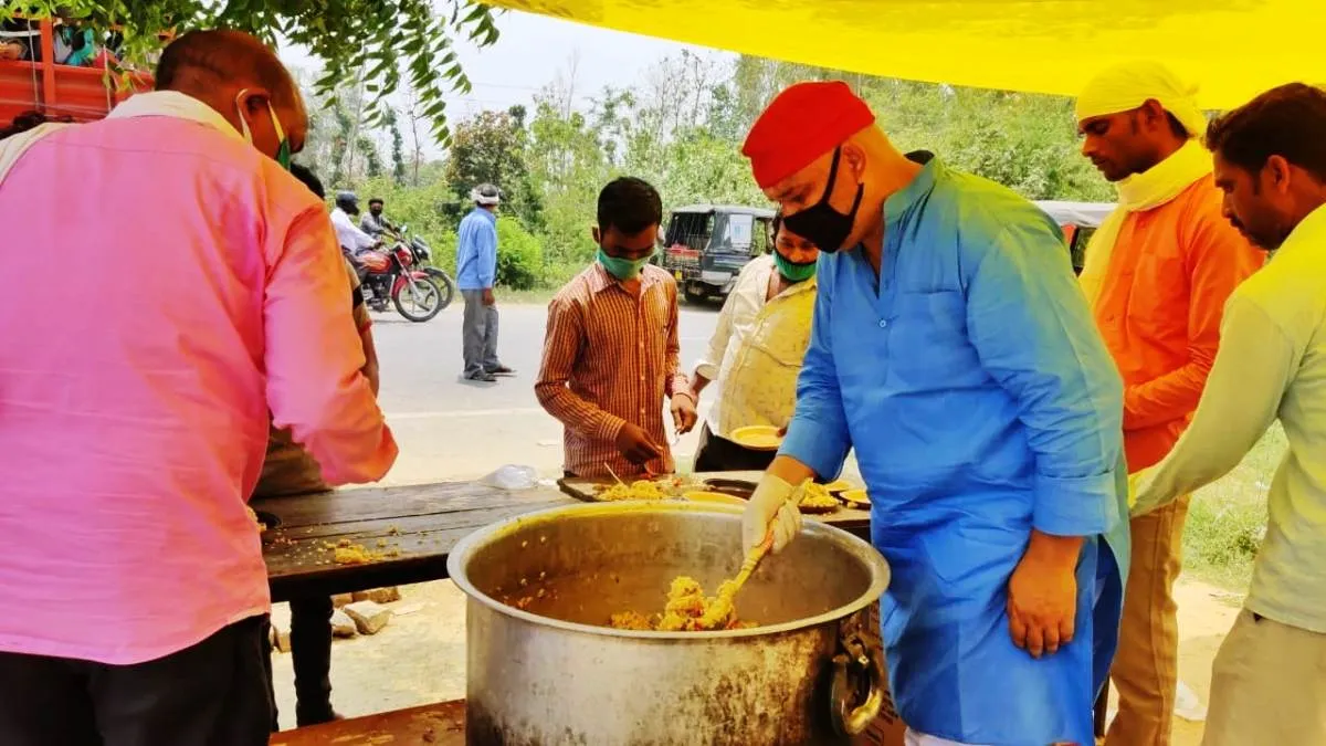 सपा के वृजेश की प्रवासियों की मदद जारी