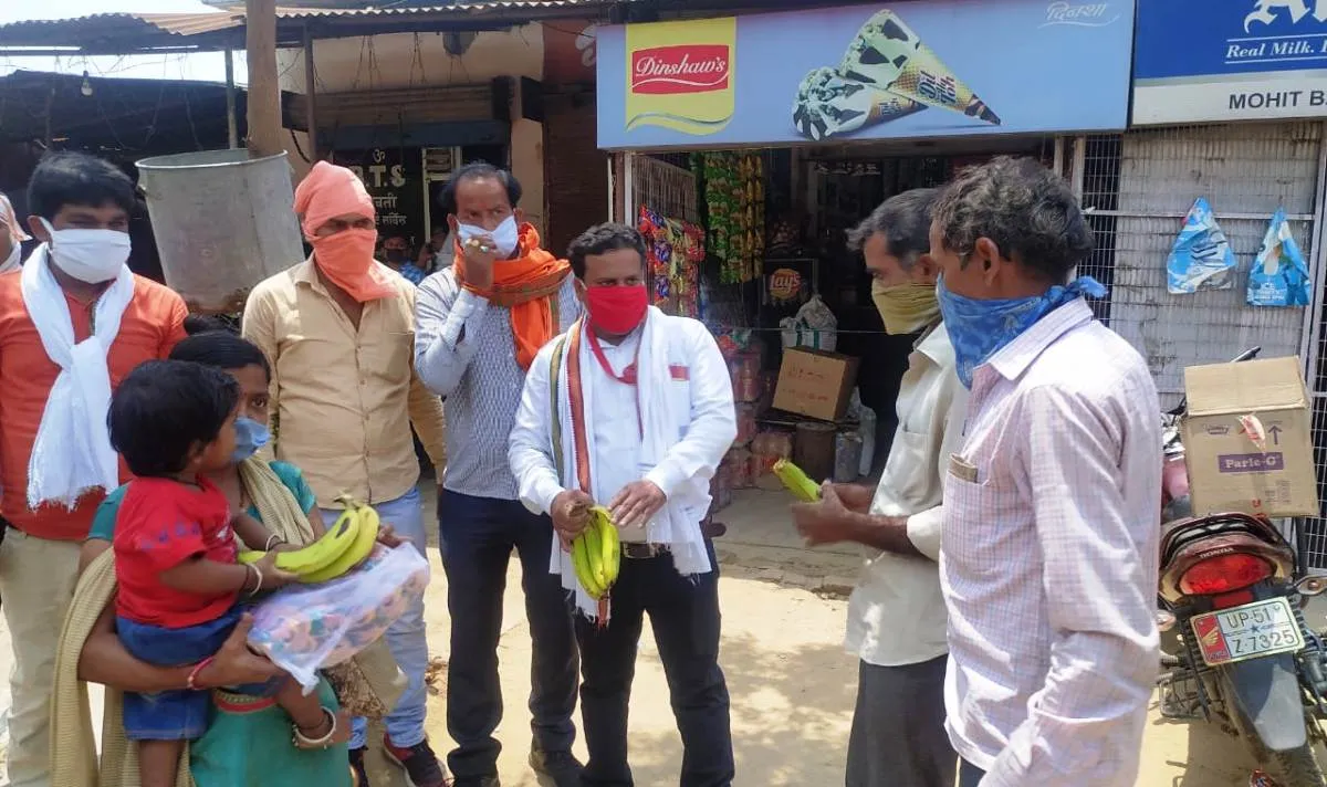 सोशल क्लब संस्थापक के जन्म दिन पर प्रवासी श्रमिकों को कराया जलपान