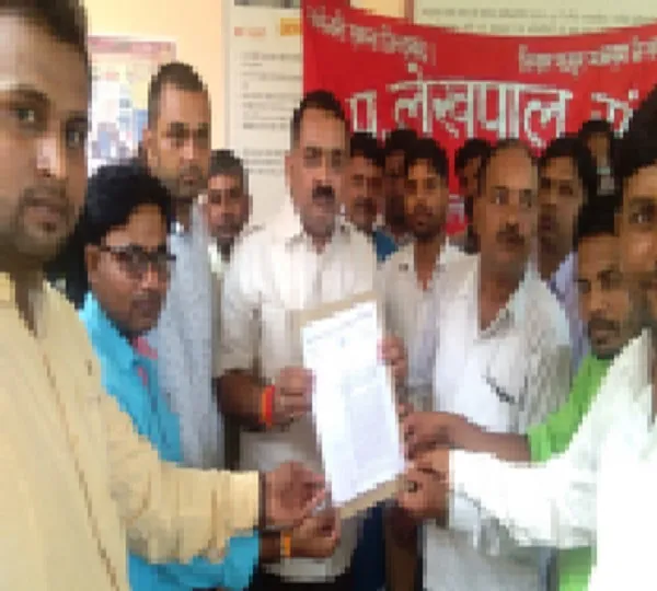 13  मांगों को लेकर लेखपालों ने दिया धरना