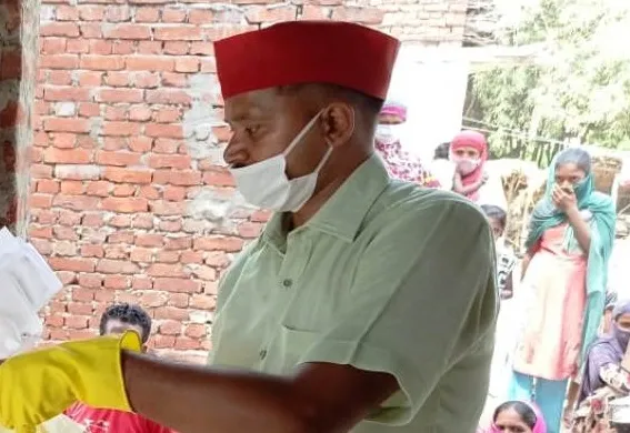 सपा के सिद्धार्थ ने राहत सामग्री वितरित कर साझा किया ईद की खुशियां