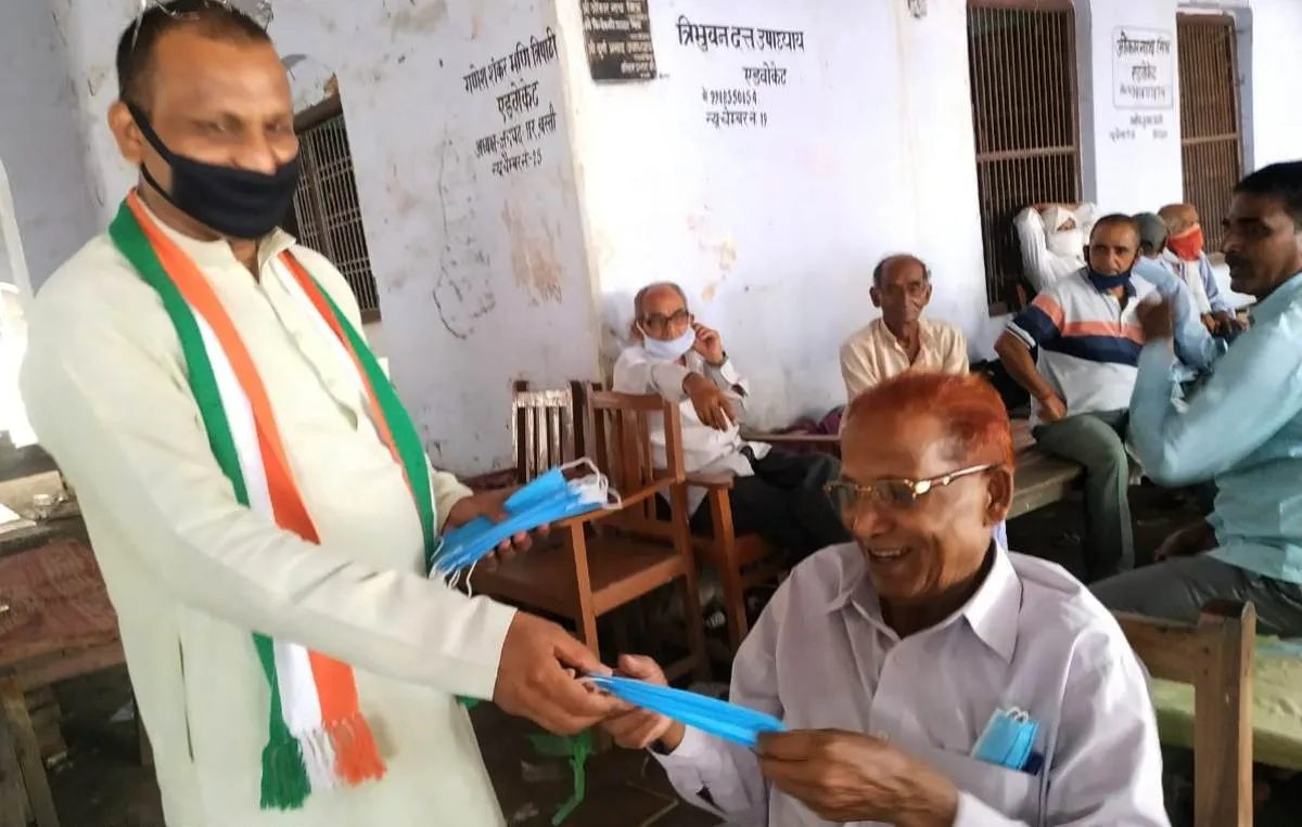 राहुल गांधी के जन्म दिन पर वितरित किया मास्क