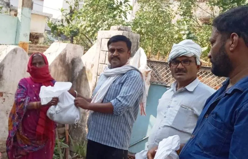 सपा नेता शिबलू ने जरूरतमंदों को सौंपा राहत सामग्री