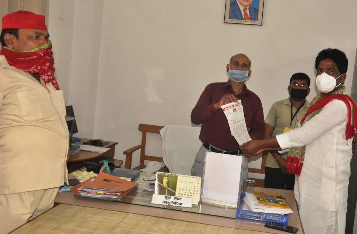 सपा ने सौंपा डीएम को ज्ञापन, लॉक डाउन अवधि की फीस न लें निजी विद्यालय