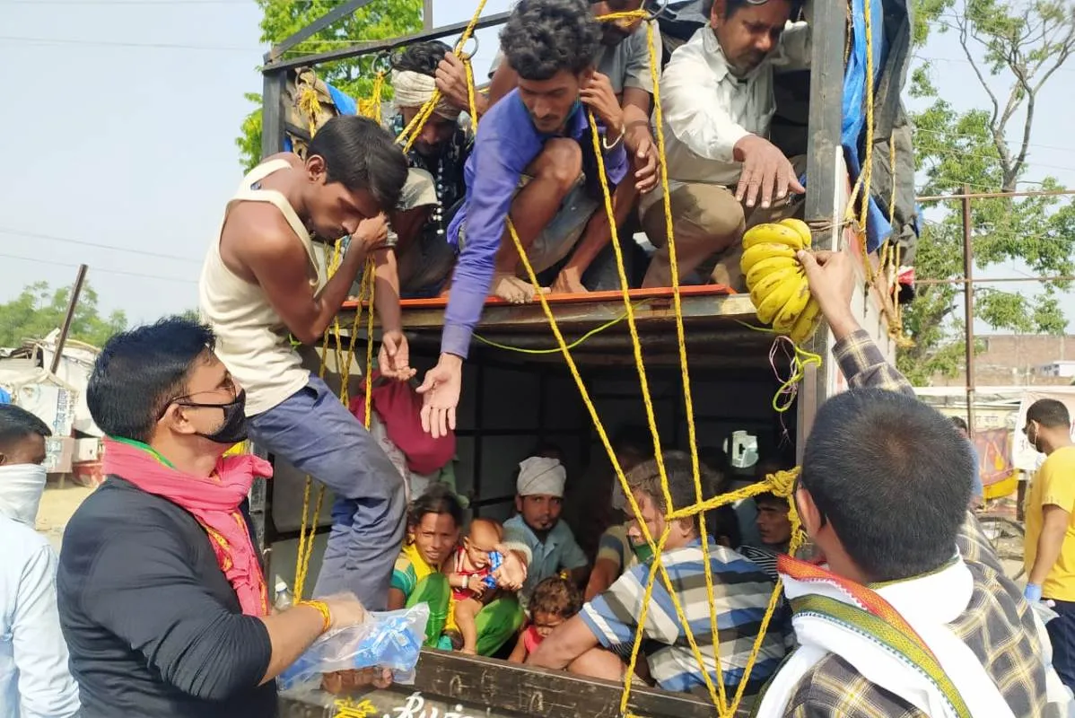 शिक्षक कर रहे हैं प्रवासी श्रमिकों की सेवा