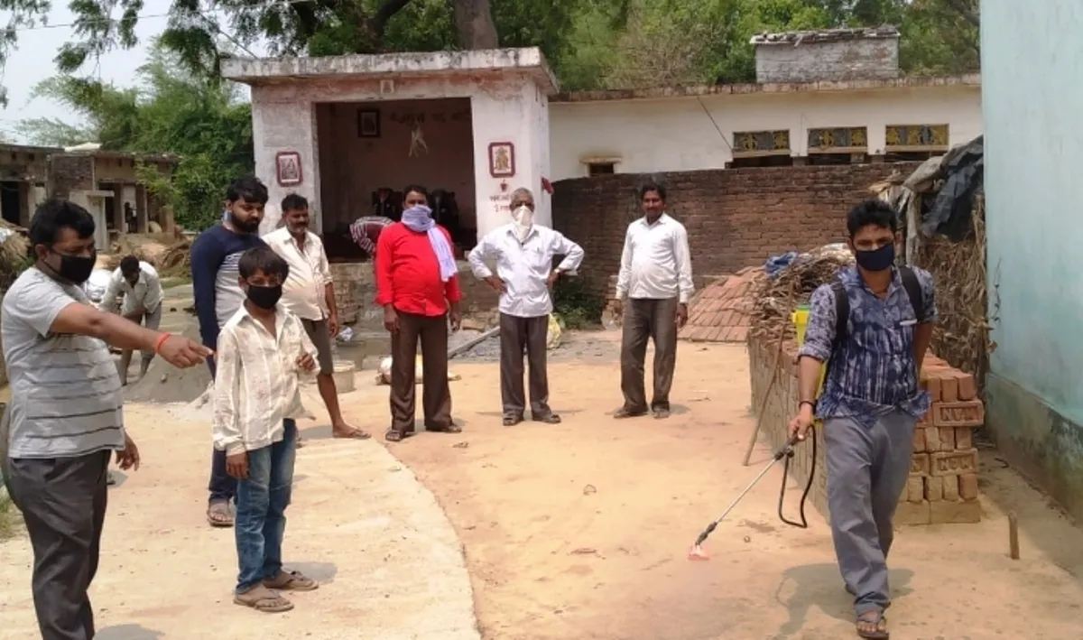 गांवों में कोरोना का खौफ, करा रहे हैं सेनेटाइज