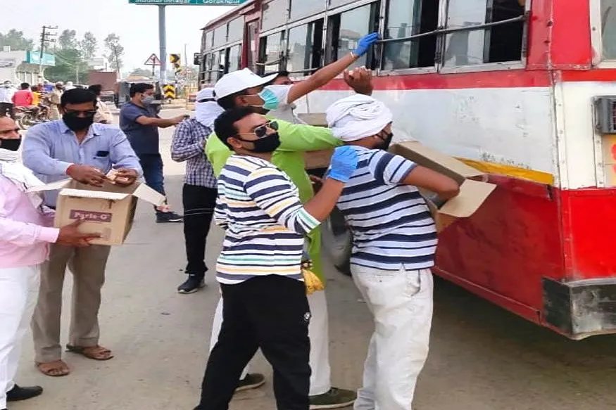 शिक्षकों का सेवा अभियान जारी, प्रवासी श्रमिकों को कराया जलपान