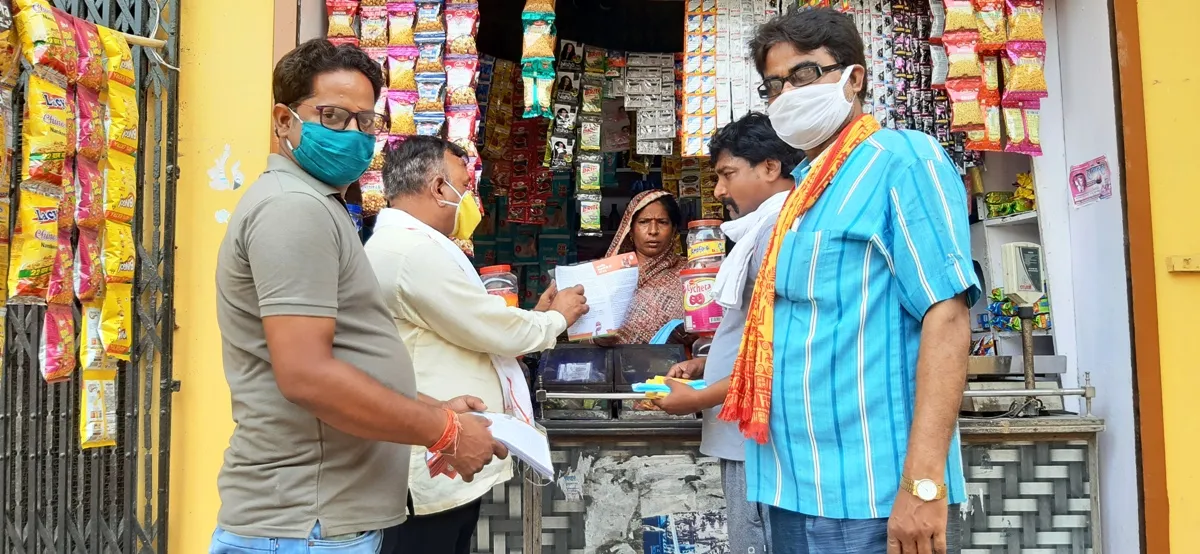 भाजपा नगर अध्यक्ष ने वितरित किया विकास पत्रक, बनाया संवाद