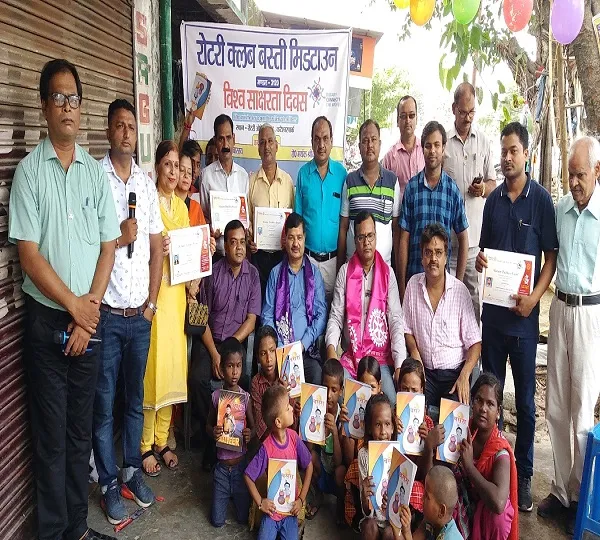 World Literacy Day पर Basti में बच्चों को दिया स्कूली किट