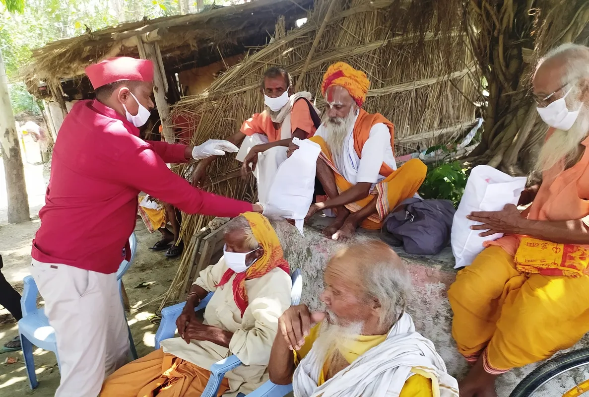 सपा के सिद्धार्थ ने साधु सन्तों की सेवा कर लिया आशीर्वाद