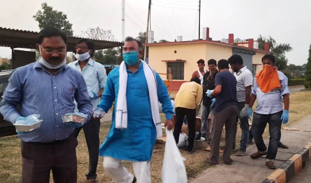 भाजपा नगर अध्यक्ष ने श्रमिकों को कराया भोजन, जलपान