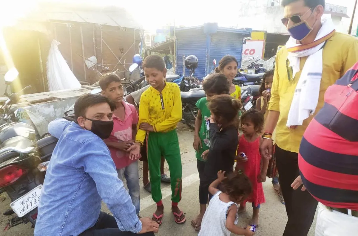 शिक्षक करा रहे हैं श्रमिकों को भोजन, जलपान