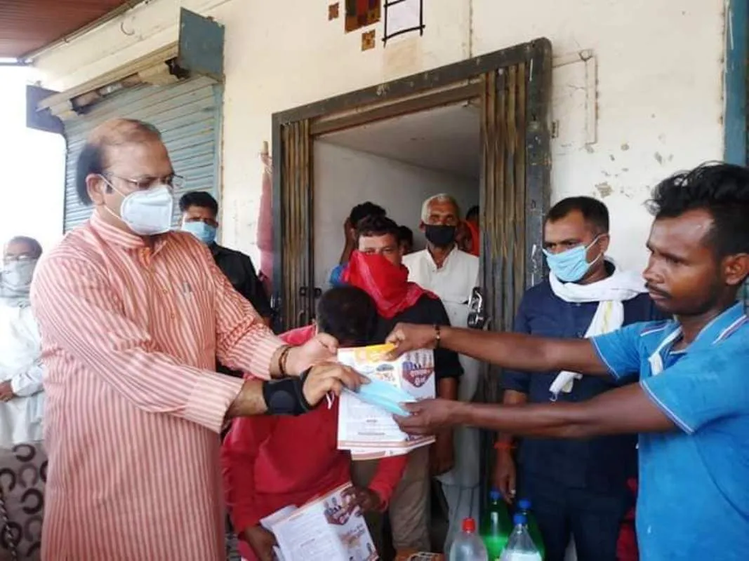 कप्तानगंज विधायक ने बांटे मास्क, पत्रक, सैनेटाइर