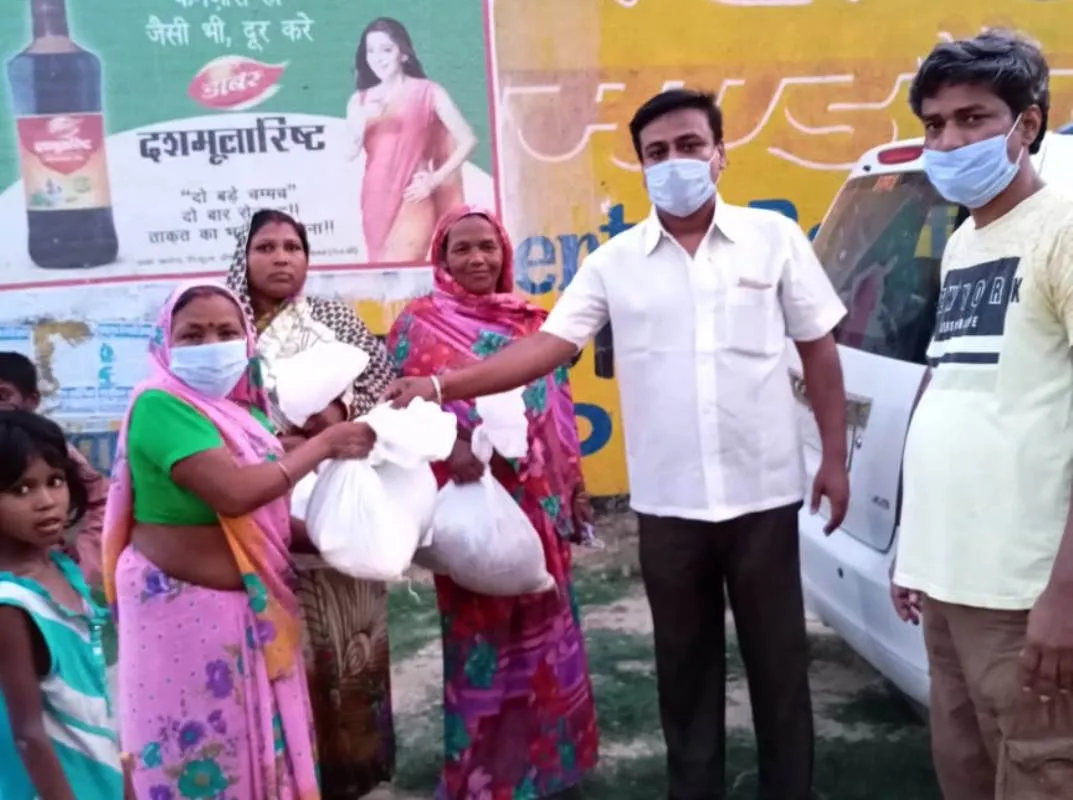 जरूरतमंदों में किया राहत सामग्री का वितरण
