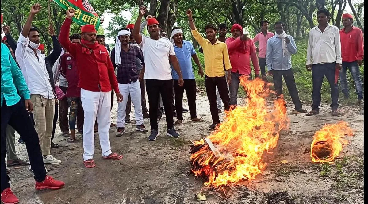 चीन के विश्वासघात से आक्रोश, सपा नेता सिद्धार्थ ने फूंका चीन के राष्ट्रपति का पुतला