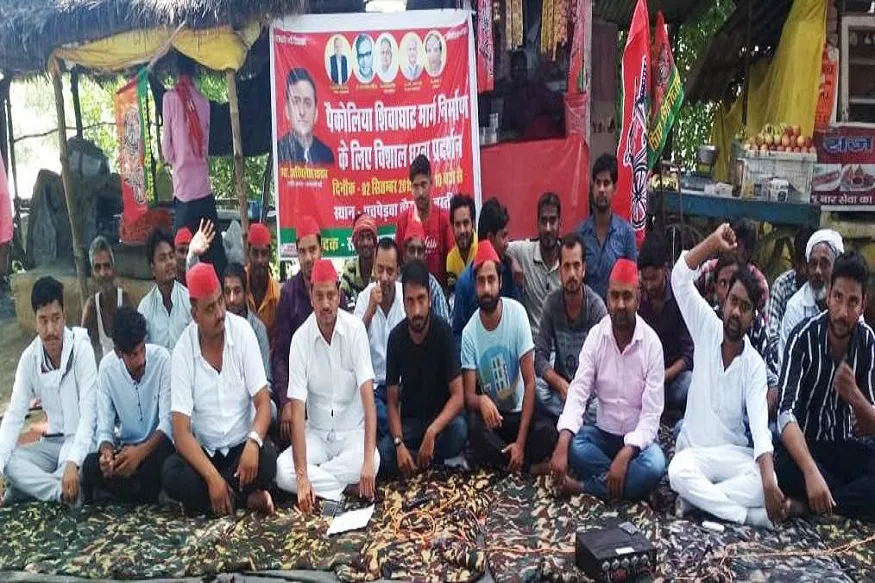 पैकोलिया शिवा घाट रोड बनवाने के लिए सपा नेता का प्रदर्शन, प्रशासन से मिला आश्वासन