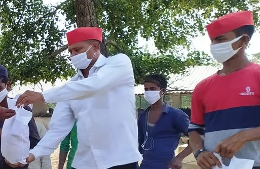 सपा नेता सिद्धार्थ के संयोजन में गांव- गांव बांटे मास्क, दिया बचाव की जानकारी