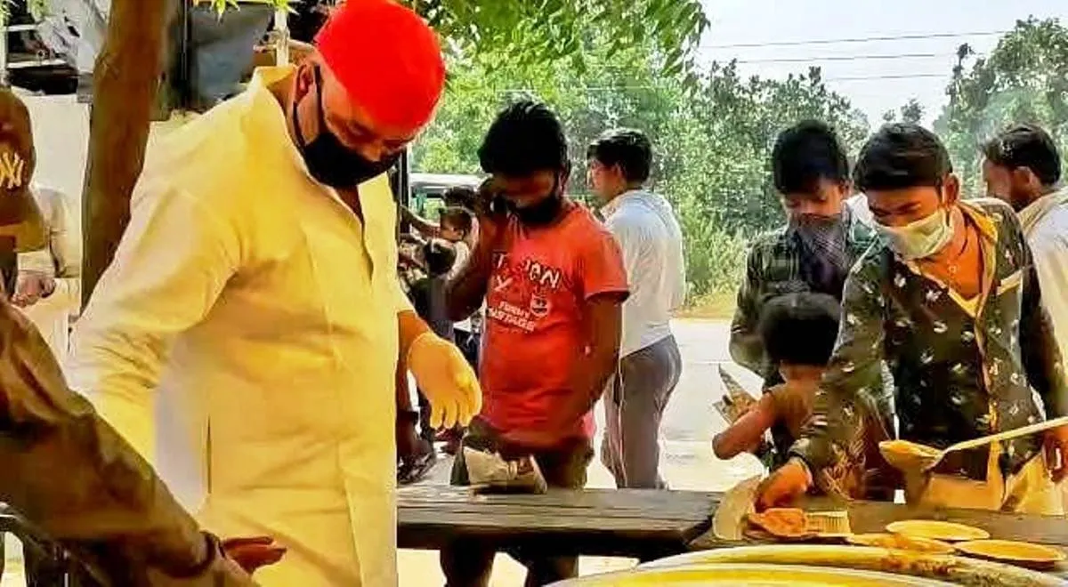 सपा नेता वृजेश का अभियान जारी, प्रवासी श्रमिकों को कराया भोजन