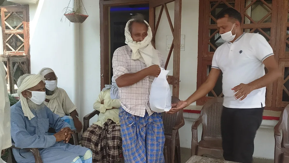 सपा के सिद्धार्थ ने रोजदारो में बांटी सामग्री, दिया सुझाव गांव में न पहुंचने पाये कोरोना