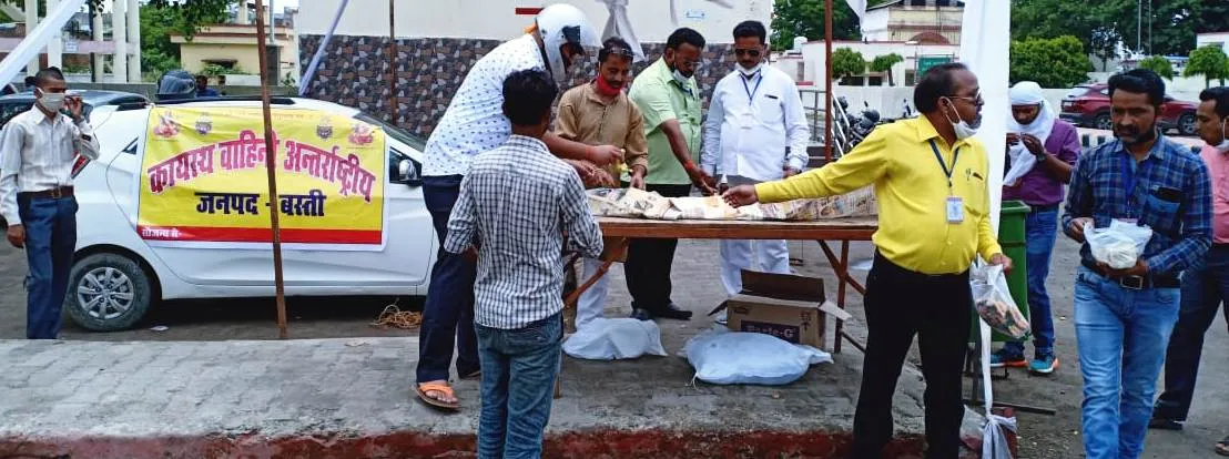 कायस्थ वाहिनी ने श्रमिकों को कराया अल्पाहार