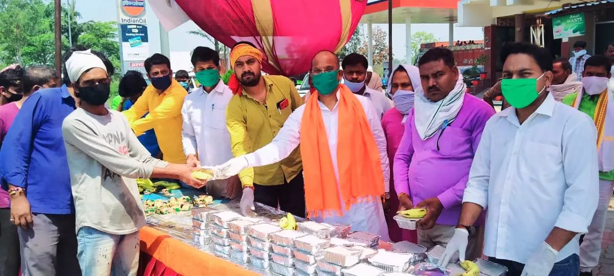 सदर विधायक दयाराम चौधरी ने श्रमिकों को कराया भोजन, बांटे फल