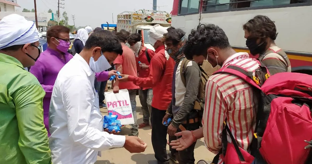 प्रवासी श्रमिकों की सेवा में आगे आये शिक्षक, कराया फलाहार, जलपान