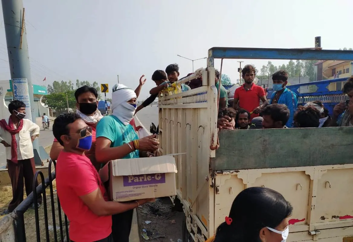 शिक्षक करा रहे हैं श्रमिकों को जलपान